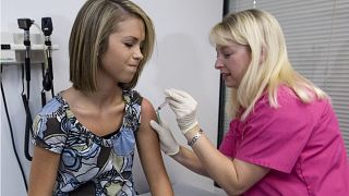 Archiv: Mädchen wird gegen humane Papillomaviren geimpft, 2007