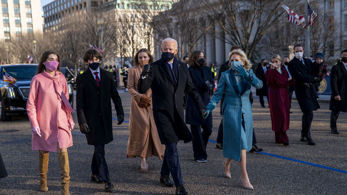الرئيس جو بايدن والسيدة الأولى جيل بايدن وعائلته يسيرون بالقرب من البيت الأبيض.