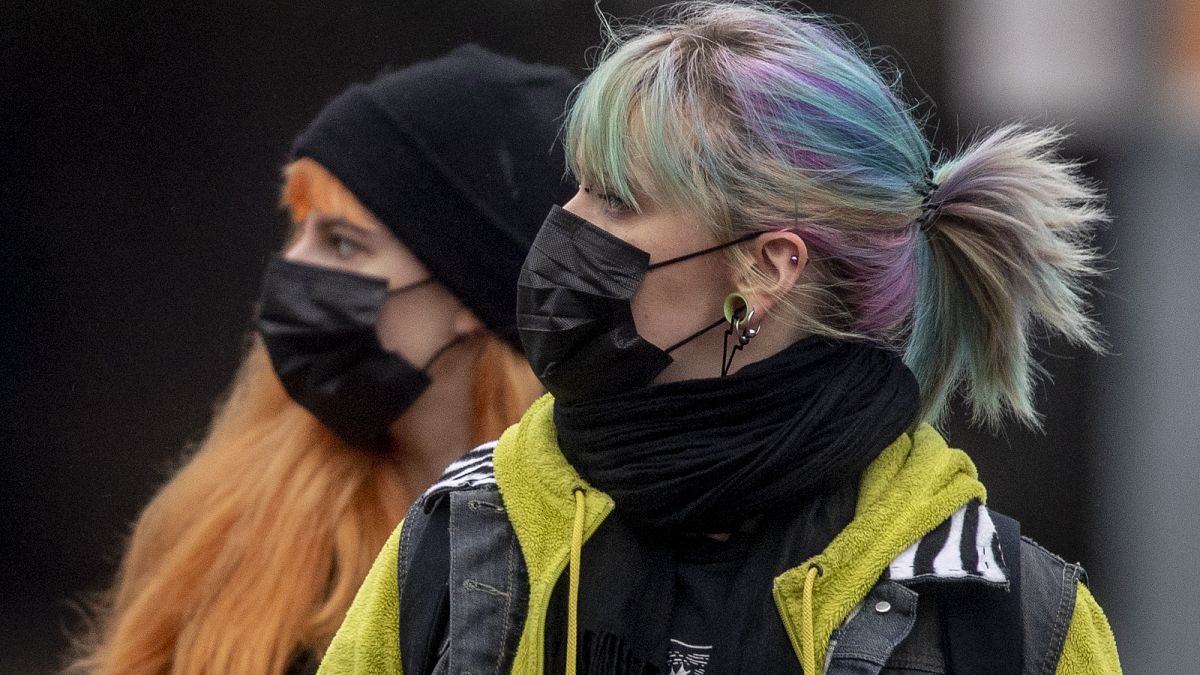 Frauen mit Masken in Frankfurt