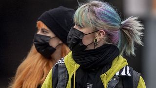 Frauen mit Masken in Frankfurt