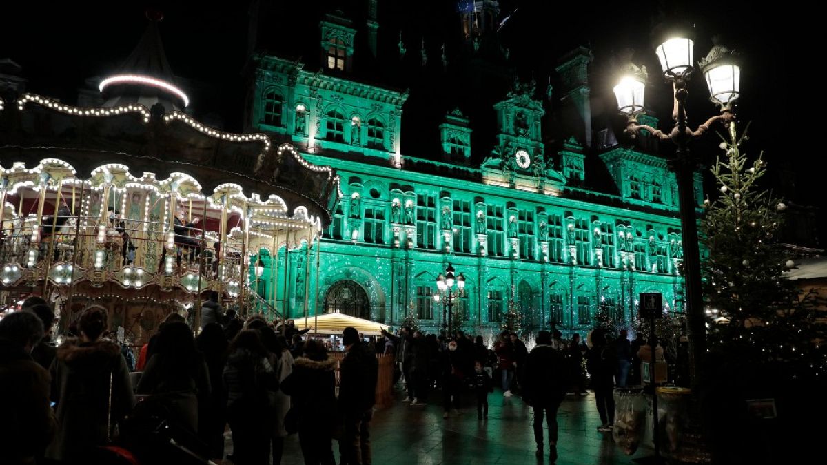 Il municipio di Parigi illuminato di verde, per celebrare il quinto anniversario dell'Accordo sul clima. 12/12/2020