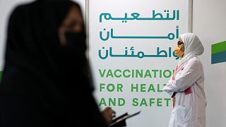 داخل أحد مراكز التطعيم ضد كورونا في دبي