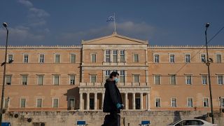 Συσκέψεις και πιθανά πρόσθετα μέτρα καθώς προκαλούν ανησυχία τα επιδημιολογικά στοιχεία στην Ελλάδα