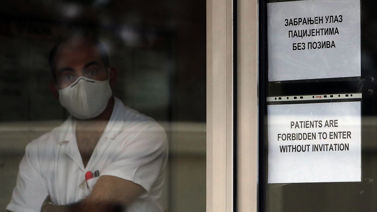 Lavoratore sanitario aspetta il ministro dell'Interno serbo, Vulin, per fargli l'iniezione del vaccino russo Sputnik V lo scorso 6 gennaio a Belgrado, Serbia