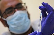 Νοσηλευτής ετοιμάζεται για εμβολιασμό