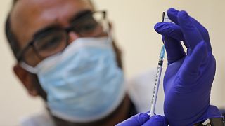 Νοσηλευτής ετοιμάζεται για εμβολιασμό
