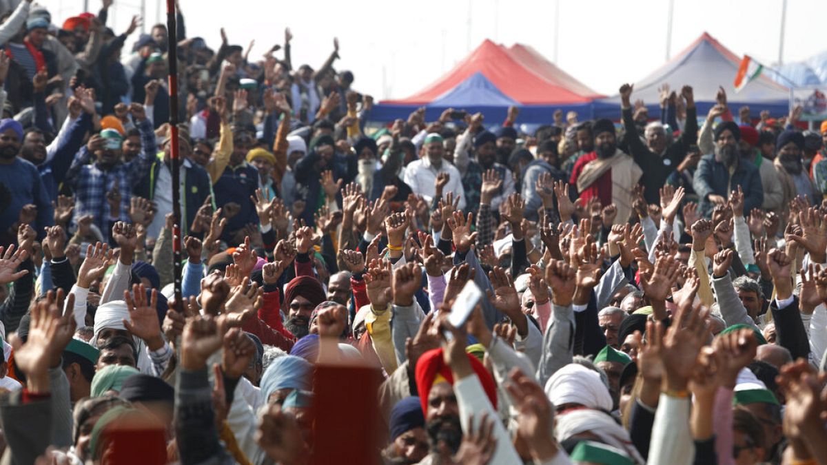 Manifestantes alzan las manos durante la huelga nacional del día 30 de enero