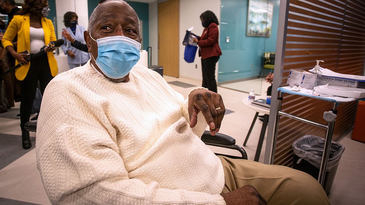 L'ex star del baseball, Hank Aaron, si vaccina in Georgia il 5 gennaio scorso. Aaron fa attività di sensibilizzazione sull'importanza del vaccino nella comunità afroamericana