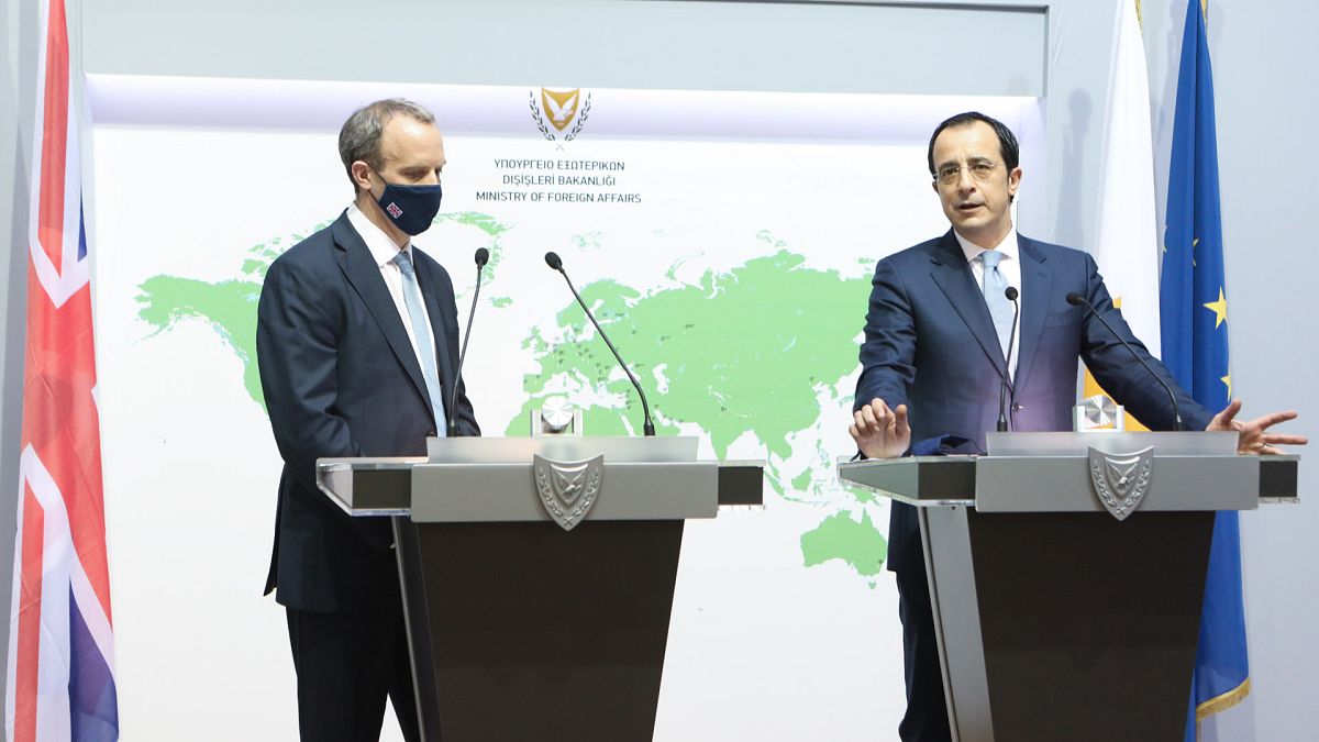 O Υπουργός Εξωτερικών της Κύπρου Νίκος Χριστοδουλίδης και o Υπουργός Εξωτερικών του Ηνωμένου Βασιλείου Dominic Raab προβαίνουν σε δηλώσεις στον Τύπο.
