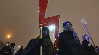Tüntetés a lengyel abortusztörvény ellen annak életbe lépésének a napján 2021. január 28-án