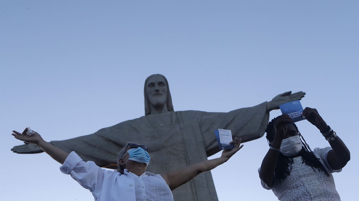 بجوار تمثال المسيح المنقذ على جبل كوركوفادو في ريو دي جانيرو - البرازيل