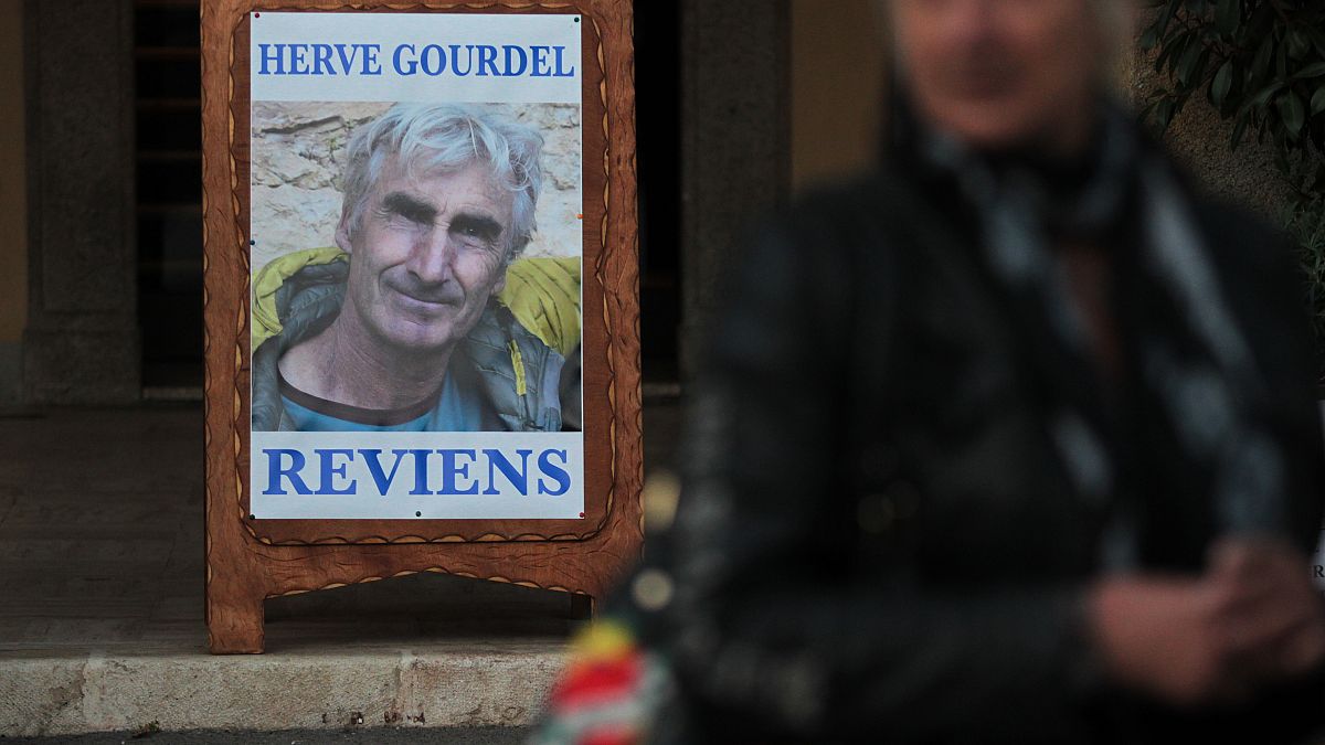 ملصق يصور هيرفيه غورديل، المرشد الجبلي الفرنسي الذي  تم اختطافه مساء 21 سبتمبر أثناء تجواله في منطقة القبائل الوعرة والغابات الكثيفة في الجزائر، حيث تنشط القاعدة.