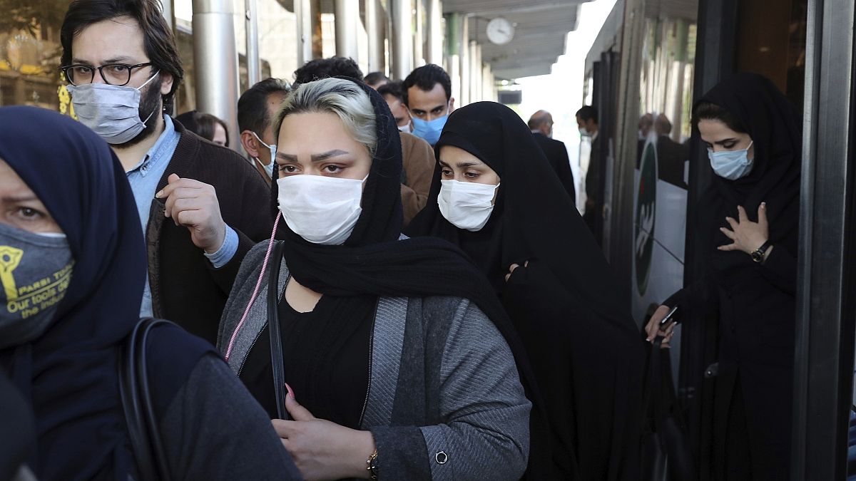 أناس برتدون كمامات حتى للوقاية من انتشار فيروس كورونا في طهران. 2020/10/11