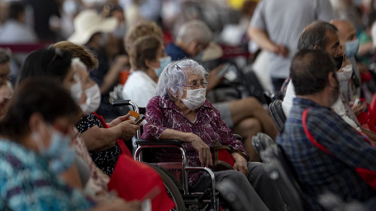 Personas mayores esperan para vacunarse contra la COVID-19 en un centro de vacunación en Santiago de Chile.