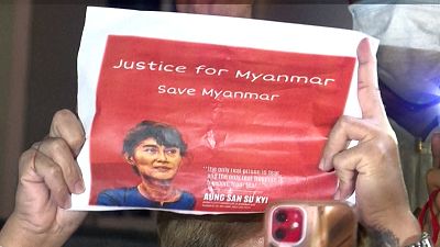 شاهد: المئات يتظاهرون أمام سفارة ميانمار في بانكوك رفضاً للانقلاب العسكري