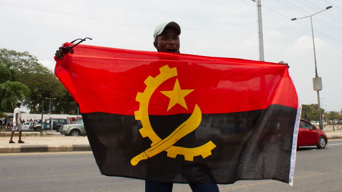 Manifestante com bandeira de Angola 
