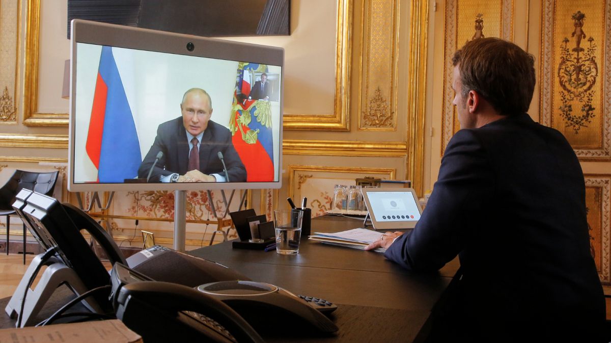 الرئيس الفرنسي إيمانويل ماكرون يتحدث مع الرئيس الروسي فلاديمير بوتين خلال مؤتمر بالفيديو في 26 يونيو 2020.