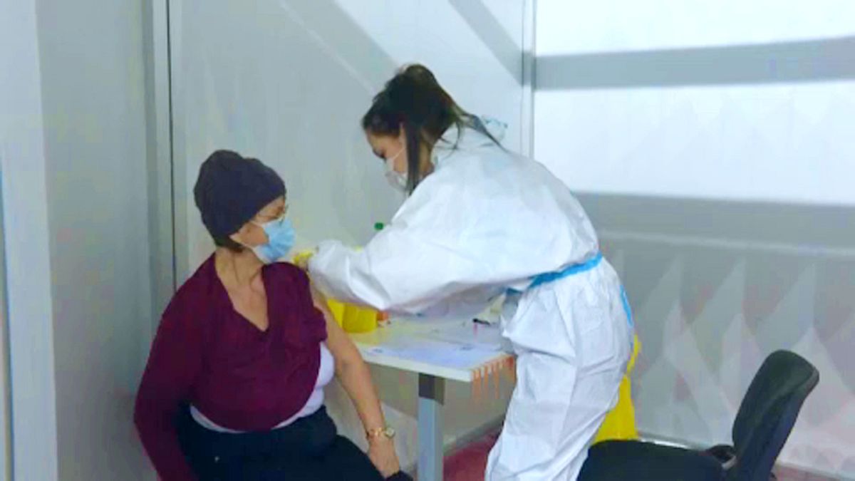 Koronavírus elleni oltást kap egy nyugdíja egészségügyi dolgozó Belgrádban