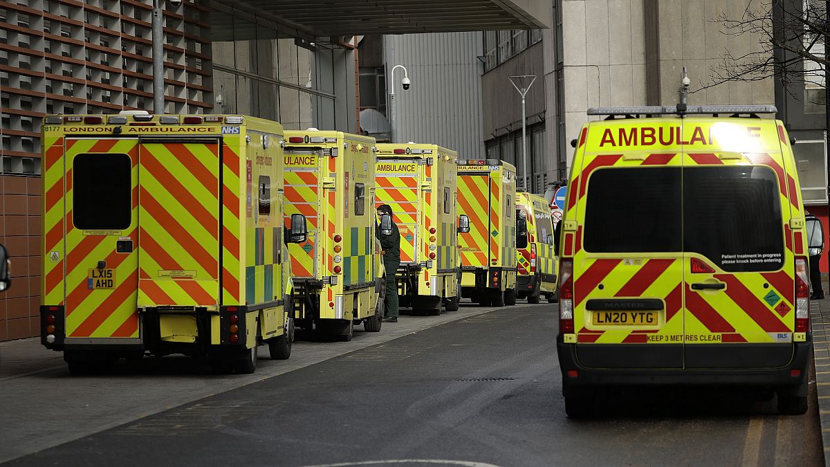 سيارات إسعاف أمام مستشفى لندن الملكي - بريطانيا 
