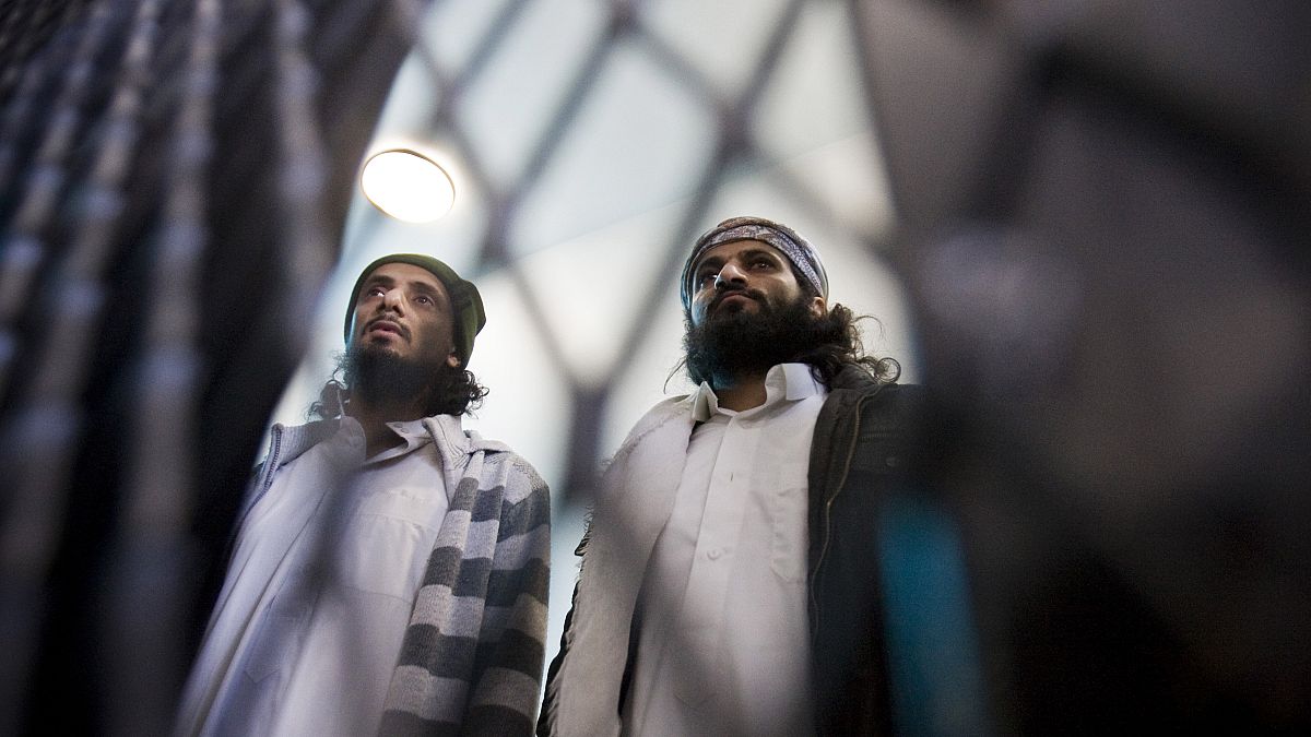 يمنيان يشتبه بأنهما ينتميان إلى تنظيم القاعدة رهن الاعتقال 