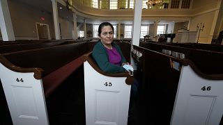 María Macario en la iglesia de Boston en la que está refugiada