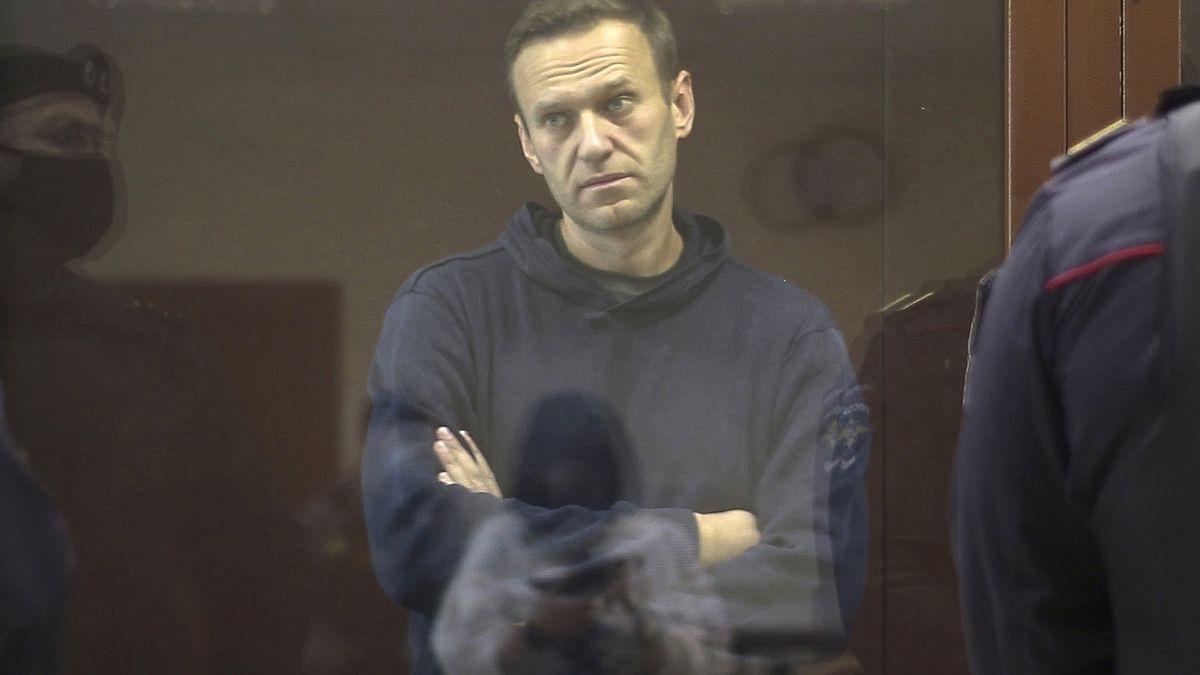 Alexéi Navalni se encuentra en una cabina durante una audiencia por supuestas calumnias, en el Tribunal de Distrito de Babuskinsky en Moscú, Rusia, el 5 de febrero de 2021.