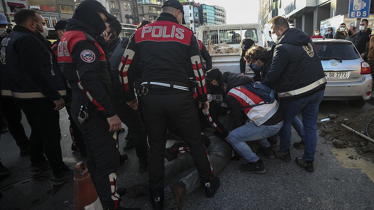 رجال شرطة يعتقلون طلابا تظاهروا في إسطنبول ، 4 فبراير 2021
