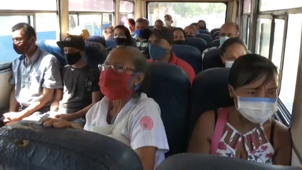 Pasajeros en un autobús de Caracas, Venezuela
