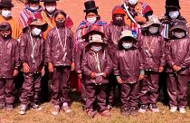 Βολιβία: Με ειδικές στολές επιστρέφουν οι μαθητές στην τάξη 