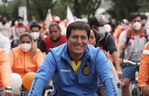 Andrés Arauz seguido por un pelotón de seguidores durante la campaña electoral