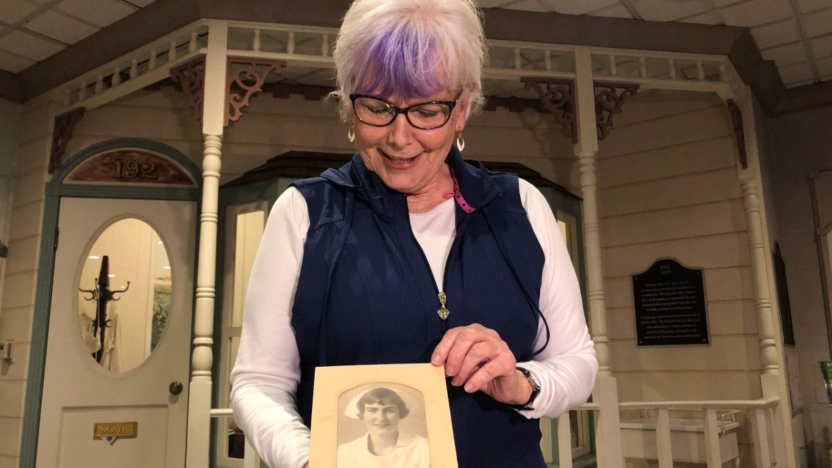  سيغريد ستوكس تحمل صورة والدتها في مستشفى ساليناس فالي التذكاري في كاليفورنيا  3 فبراير 2021