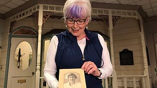 سيغريد ستوكس تحمل صورة والدتها في مستشفى ساليناس فالي التذكاري في كاليفورنيا  3 فبراير 2021