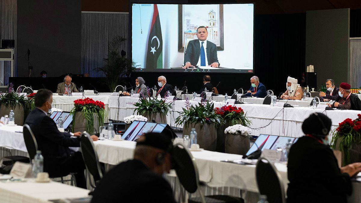 عبد الحميد محمد دبيبة وهو يلقي خطابًا عبر رابط فيديو خلال اجتماع منتدى الحوار السياسي الليبي في جنيف.