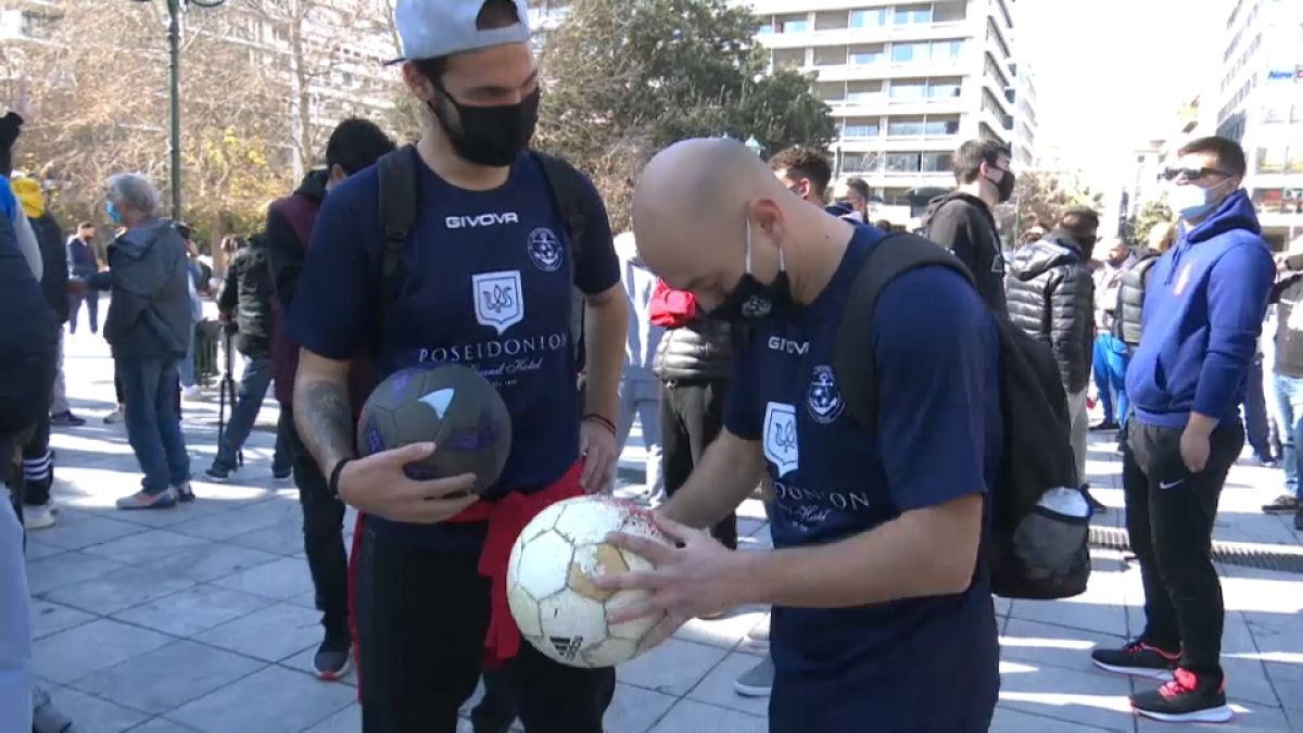 Due calciatori manifestano ad Atene