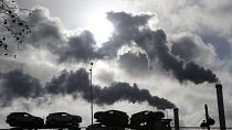Автомобили на фоне дыма от электростанций - воздух в Евросоюзе не слишком чист