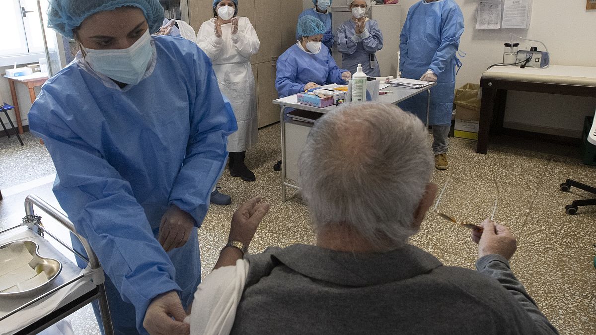 Un anziano mentre gli viene somministrata una dose di vaccino anti Covid, Roma