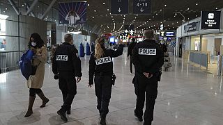Patrulla policial en el aeropuerto Charles de Gaulle de París
