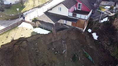شاهد: حادث انزلاق ضخم للتربة في منطقة ألغاو الألمانية يجبر السكان على مغادرة بيوتهم