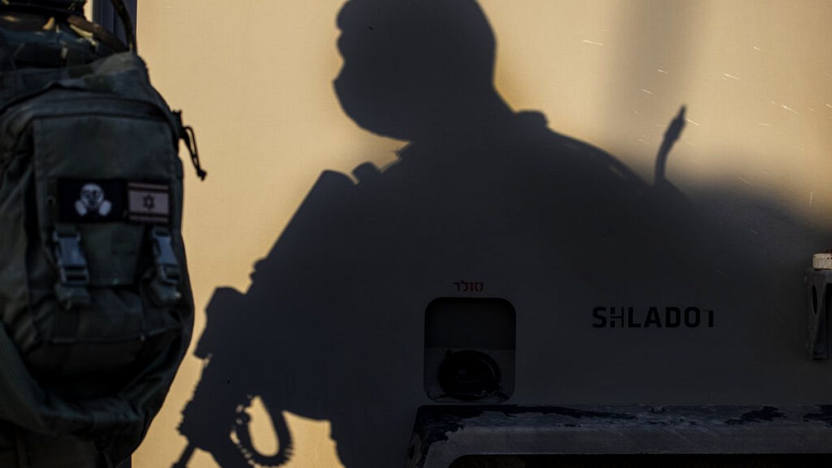 A sombra de um soldado israelita, num posto de controlo junto à fronteira com Gaza
