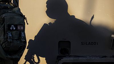 A sombra de um soldado israelita, num posto de controlo junto à fronteira com Gaza