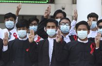 Выпускники юридического университета на акции протеста против военного режима в Мьянме