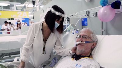 غلبه عشق بر یأس؛ زوج مسن پس از ابتلا به کرونا در بیمارستان ازدواج کردند