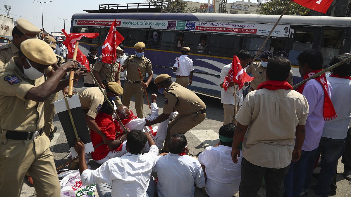 الشرطة تعتقل نشطاء من منظمات مختلفة أغلقوا طريقًا سريعًا خلال مظاهرة دعا إليه آلاف المزارعين الهنود احتجاجًا على قوانين الزراعة الجديدة في البلاد.
