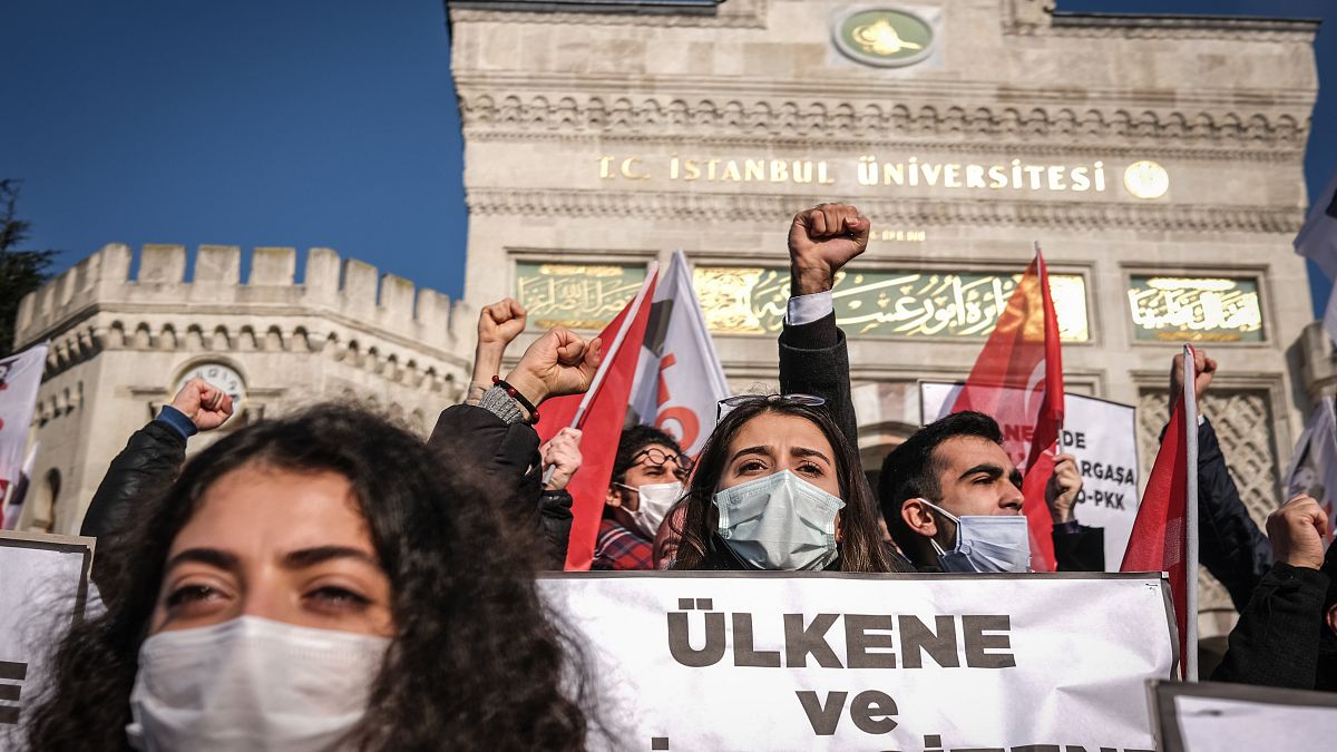 A baloldali nacionalista Török Ifjúsági Szövetség tagjai a Bogazici Egyetem előtt 2021. február 5-én