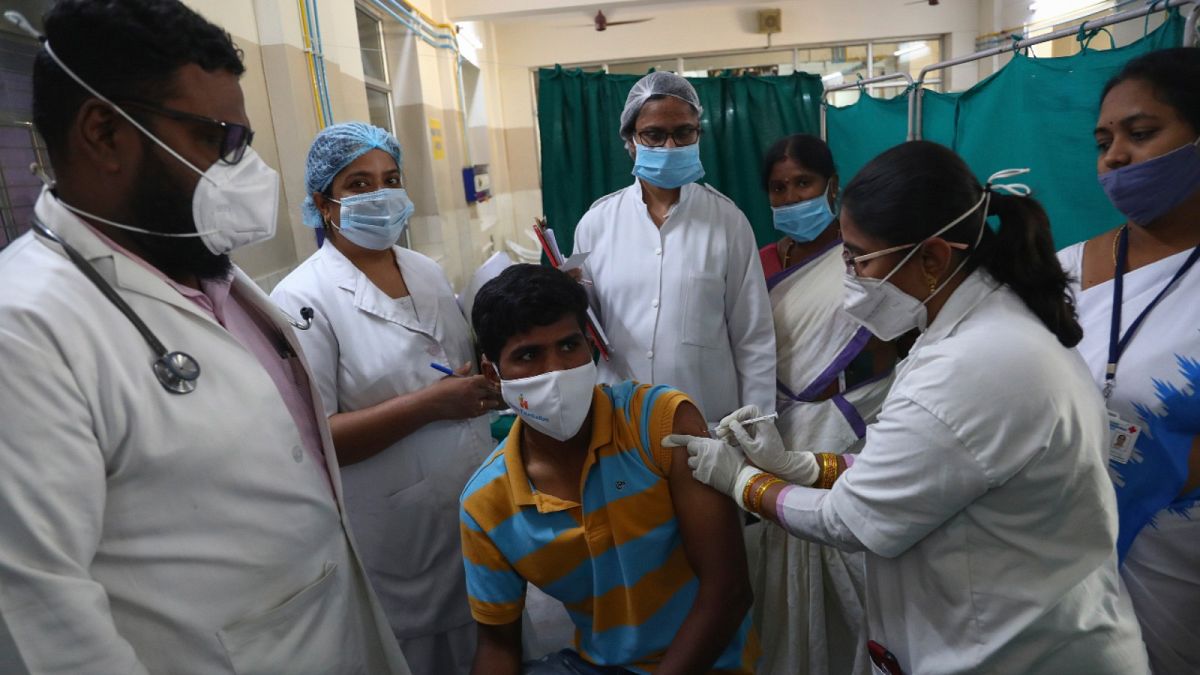 تطعيم شخص ضد كورونا في الهند