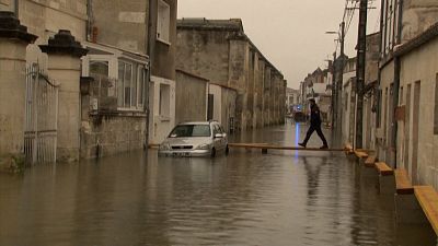 شاهد: إجلاء السكان من بلدة غارقة في جنوب غرب فرنسا