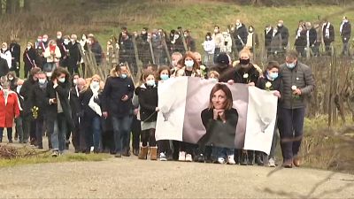 شاهد: مسيرة بيضاء حاشدة تكريما لذكرى مديرة موارد بشرية  اغتيلت في شرق فرنسا