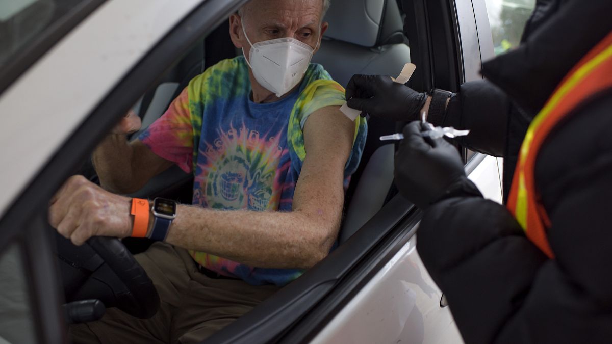 رجل يستعد للحصول على لقاح كوفيد- 19 في موقع للتطعيم في ليغ سيتي في تكساس.