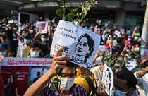 Milhares em protesto contra o golpe em Myanmar