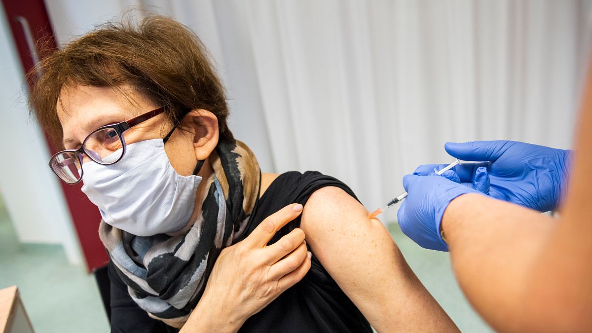 Egészségügyi dolgozó kapja meg a Pfizer-BioNTech vakcináját a Szent Imre Egyetemi Oktatókórházban
